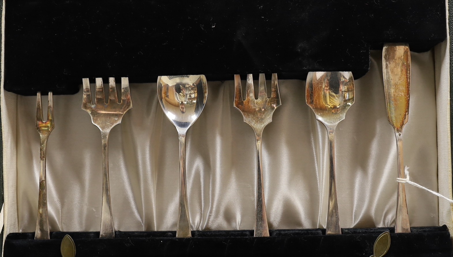 A cased set of six pairs of small silver fish eaters and three small pairs of servers, Thomas Bradbury & Sons, Sheffield, 1933